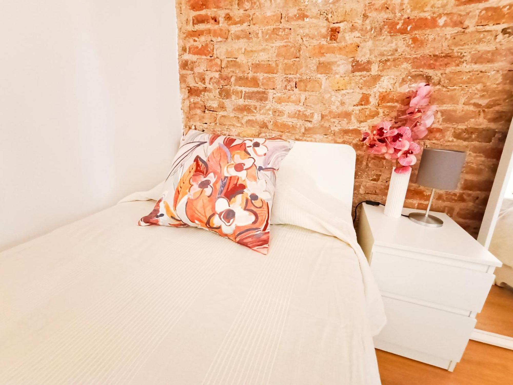 By Universitat Private Rooms Βαρκελώνη Εξωτερικό φωτογραφία